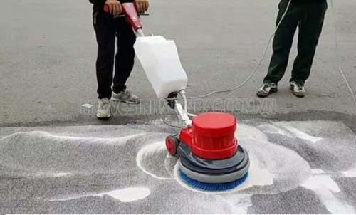 Sử dụng thiết bị chà sàn sẽ làm sạch được diện tích bề mặt sàn rộng lớn