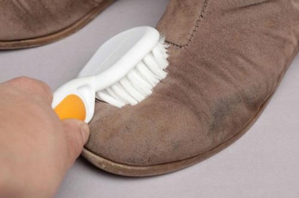 cách làm sạch giày bị mốc