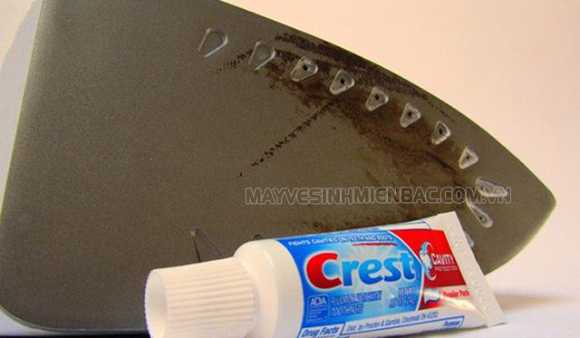 cách làm sạch bàn là bằng kem đánh răng